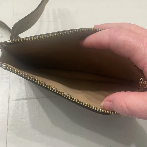 Micheal Kors belt bag - Picture 5 of 8